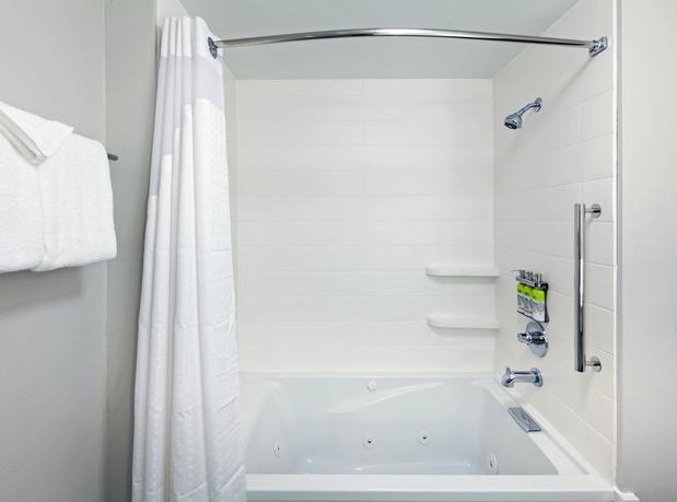 Images Holiday Inn Express & Suites Tulsa South - Woodland Hills by IHG