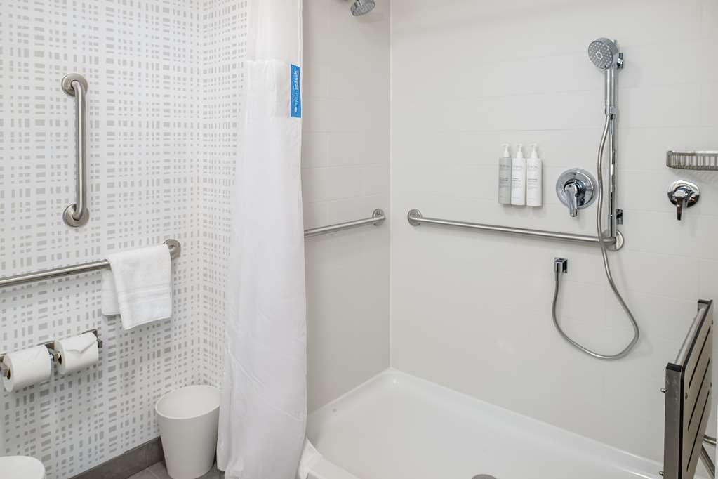 Guest room bath