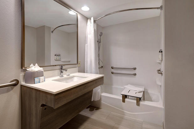 Images Holiday Inn Express & Suites Central Omaha by IHG