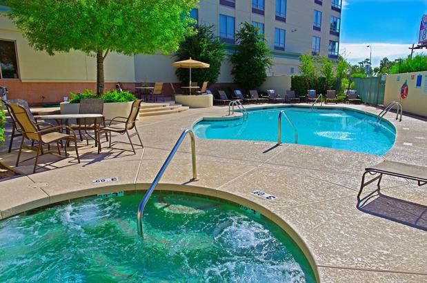 Images Holiday Inn & Suites Phoenix Airport by IHG