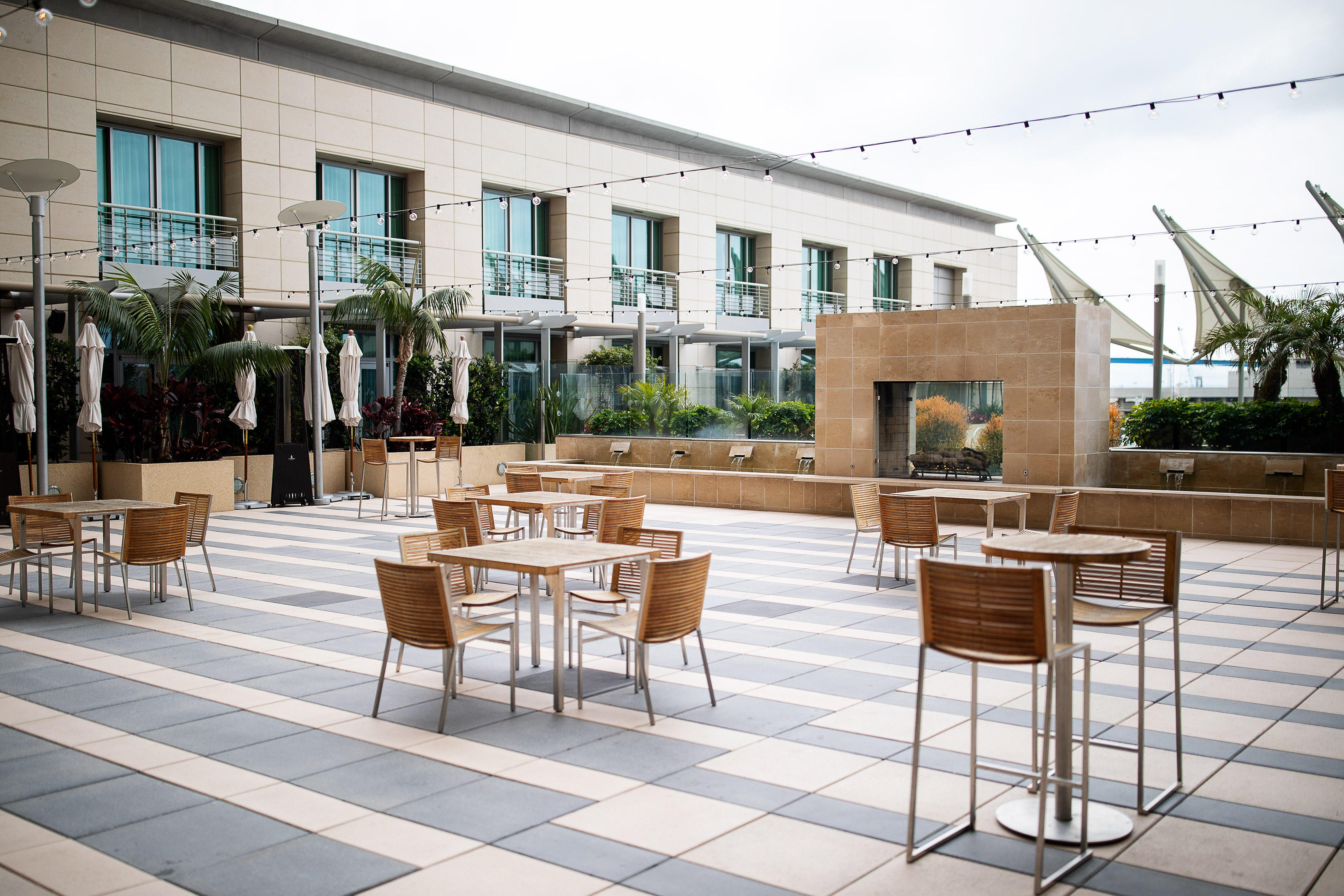 Outdoor seating - Omni San Diego Hotel