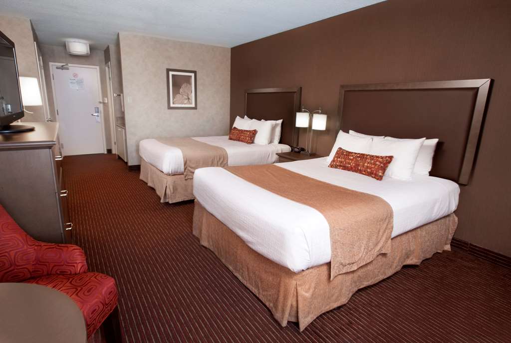 Two Queen East Wing Guest Room Best Western Plus Cairn Croft Hotel Niagara Falls (905)356-1161