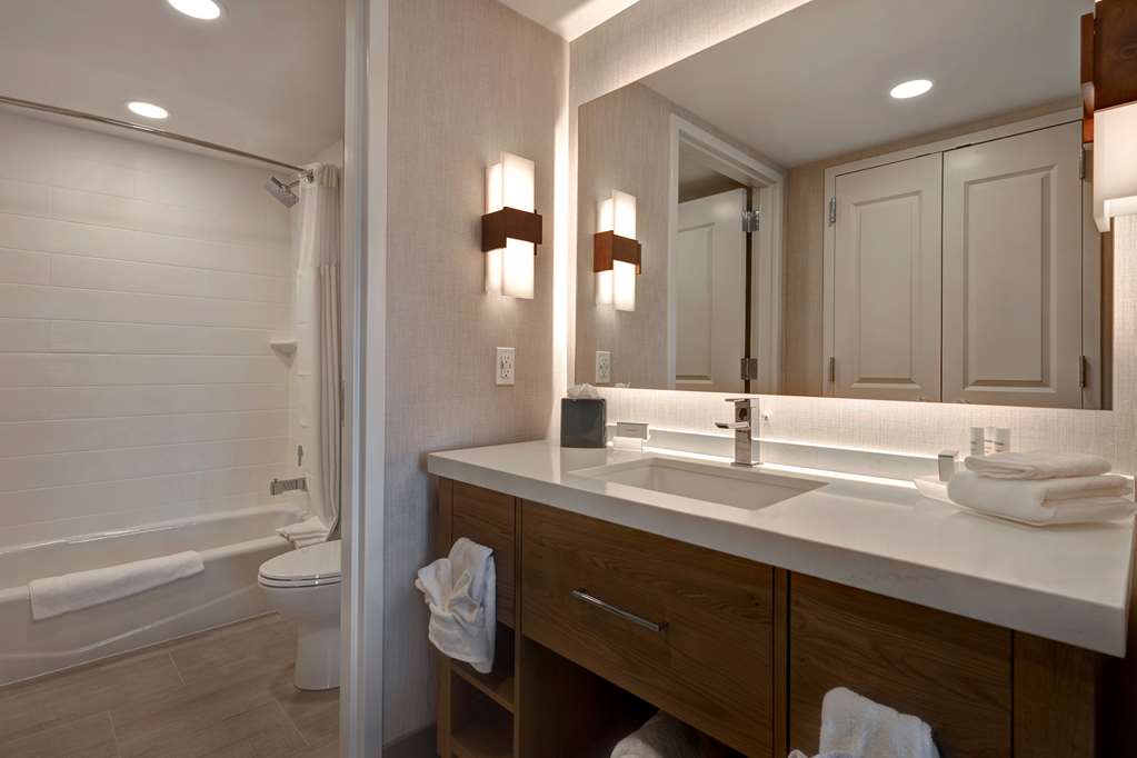 Guest room bath Homewood Suites by Hilton Eagle Boise Eagle (208)938-2838