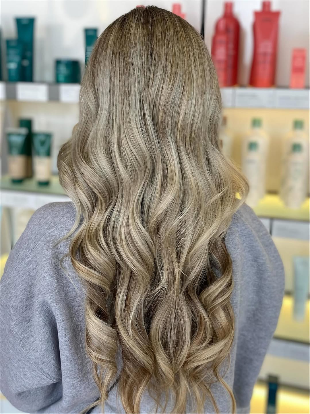 Top Hair Salon and Spa in St.Louis, MO For Blonding & Styling 