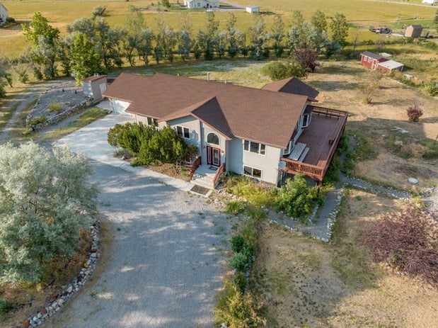Images Jennifer Kelly, Broker and REALTOR