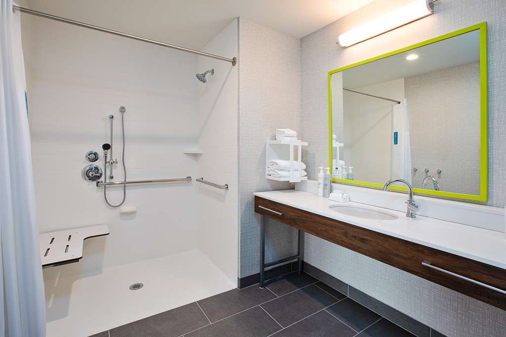 Guest room bath