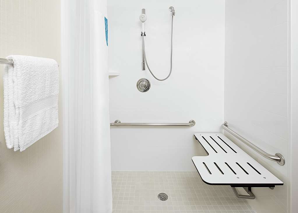 Guest room bath