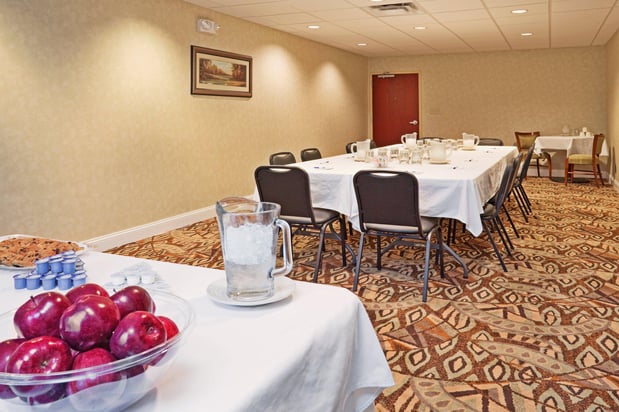 Images Holiday Inn Express & Suites Southern Pines-Pinehurst Area by IHG