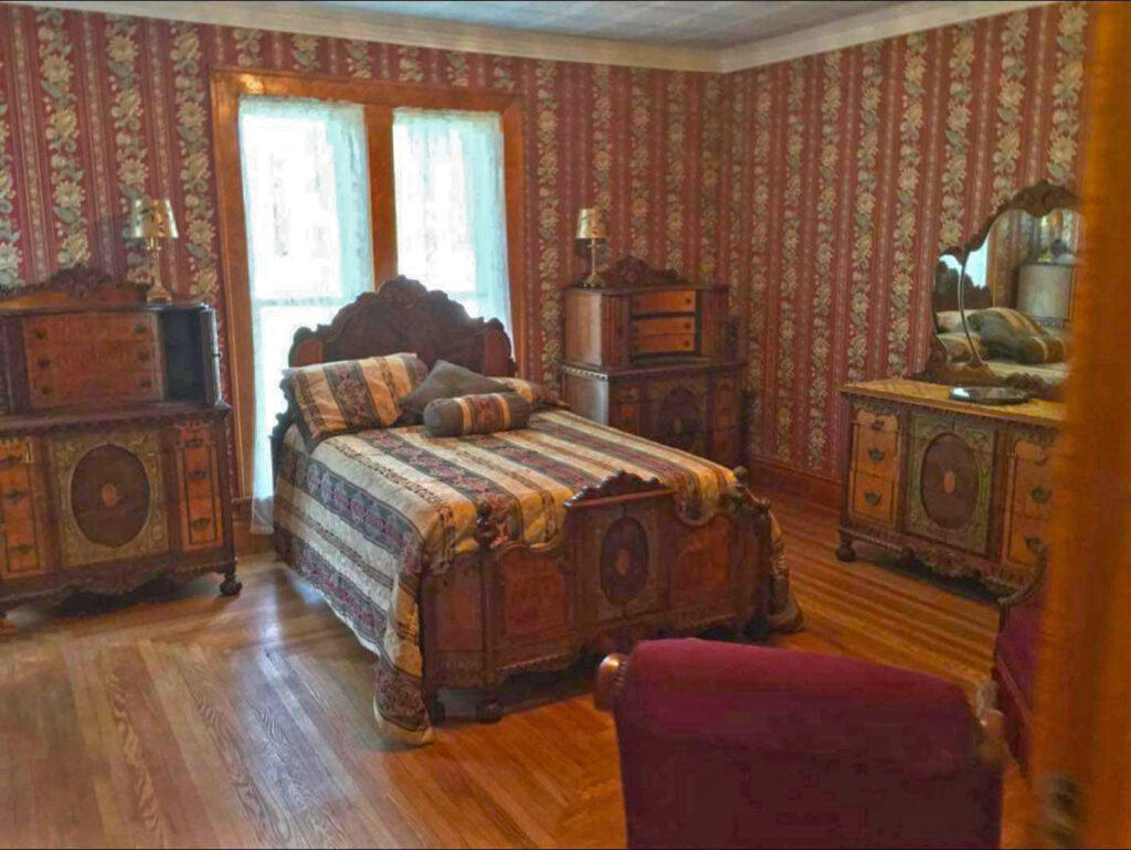 Image 6 | The Chandelier Bed and Breakfast