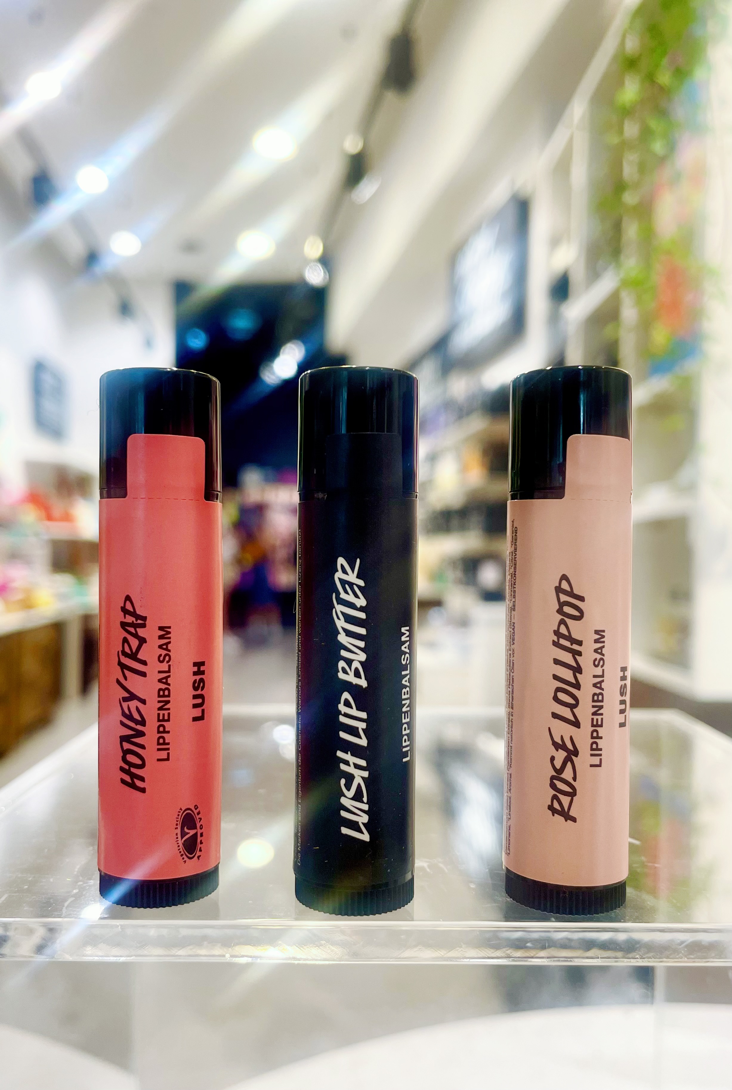 Bild zu Unser Lippenbalsam erstrahlt in neuem Glanz! Honey Trap, Lipbutter und Rose Lollipop haben eine neue Verpackung bekommen die auch zu unserem BIB System zählt! ¿