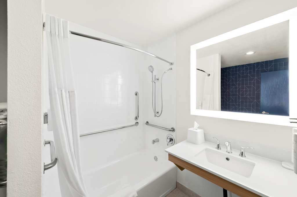 Guest room bath
