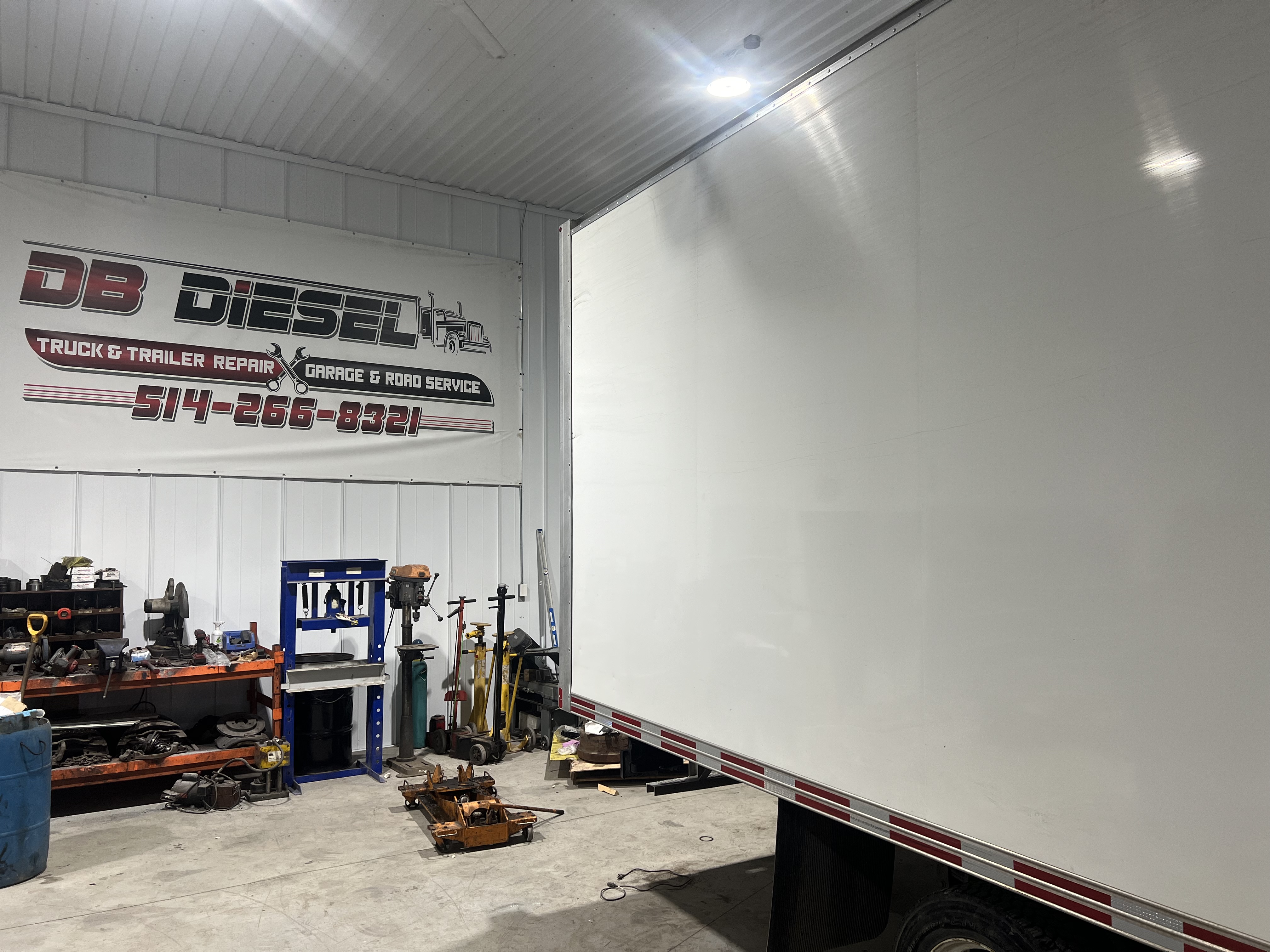 Images DB Diesel - Garage - Road Service 24h/7 - Truck - Trailer - Machinerie lourde Napierville