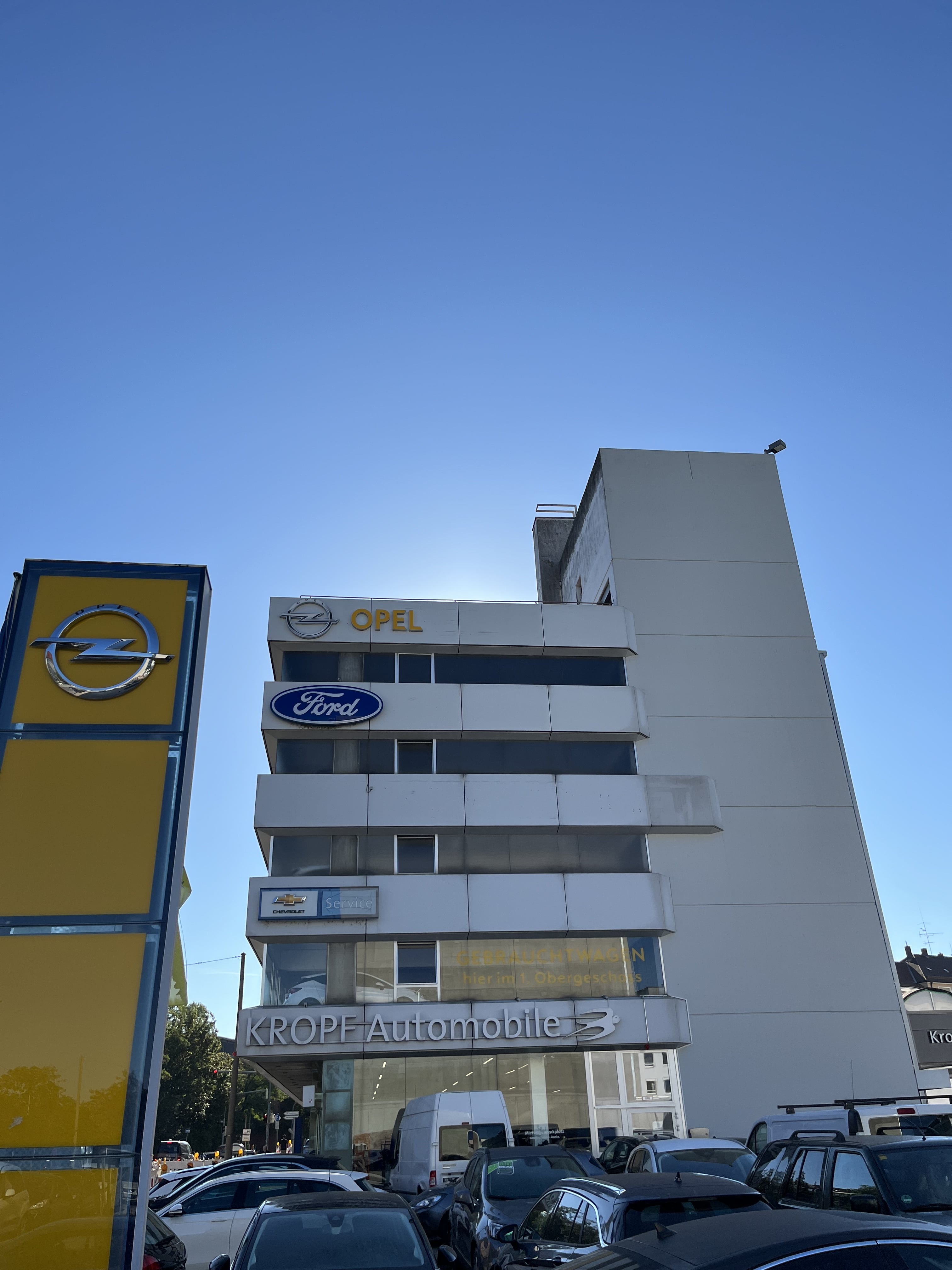 Autohaus Kropf Außenansicht Geäude mit Opel Tafel