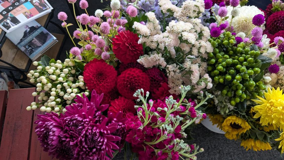 Thank you to everyone who joined our bouquet bar last week! We loved seeing your creativity shine through the beautiful arrangements. Your support made the event so special, and we can’t wait to do it again!