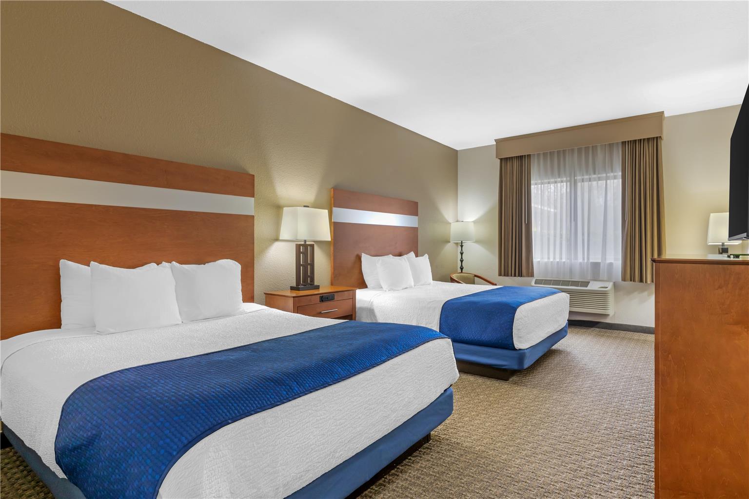 ADA - 2 Queen Beds w/ Roll In Shower