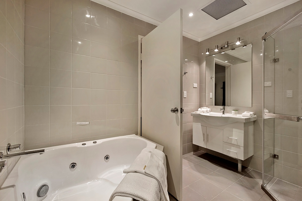 Spa Suite Bathroom Best Western Plus Buckingham International Melbourne (03) 9555 0011