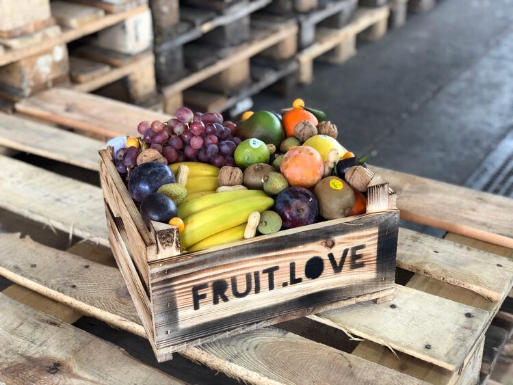 Fruit.Love liefert ihnen Obstkörbe für Unternehmen im flexiblen Frische-Abo in Stuttgart und Umgebung.
Lange Meetings. Zu wenig Zeit. Zu viele Aufgaben. Und zwischendurch auch noch gesund essen? Stress haben wir genug. Deshalb liefern wir dir alles direkt in dein Büro, deine Werkstatt, deine Ideenschmiede oder die Garage, in der gerade Großartiges entsteht. Wir sind für dich da. 
Unsere Fruit-Love Kiste enthält eine bunte, saisonale Auswahl an frischem Obst und exotischen Früchten.

Foodservice, Gemüsegrossmarkt, gemüsehandel, obsthandel, gemüse lieferservice, obst und gemüse lieferservice, obst und gemüse großhandel, gemüse grosshandel, bio gemüse lieferservice, obst großhandel, großhandel obst und gemüse, biogemüse in der nähe, obst gemüse großhandel, kartoffeln großhandel, kartoffeln grosshandel, gemüse großmarkt, bio obst und gemüse in der nähe, großhandel gemüse, obst gemüse lieferservice, gemüselieferung, gemüse direkt vom bauern, feinkost, exotische früchte, feinkost ab rampe, feinkost großhandel, feinkostgroßhandel, feinkost rampe, feinkosthandel, feinkost großhandel für wiederverkäufer, feinkost lieferservice