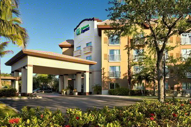 Images Holiday Inn Express & Suites Naples Downtown - 5th Avenue by IHG