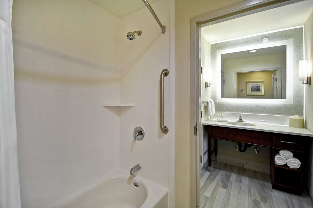 Guest room bath