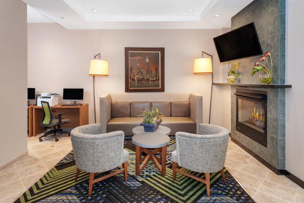 Images Holiday Inn Express Building 107