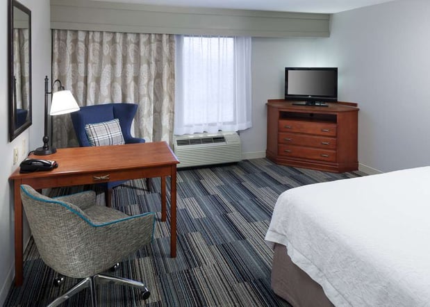 Images Hampton Inn & Suites Cedar Rapids - North