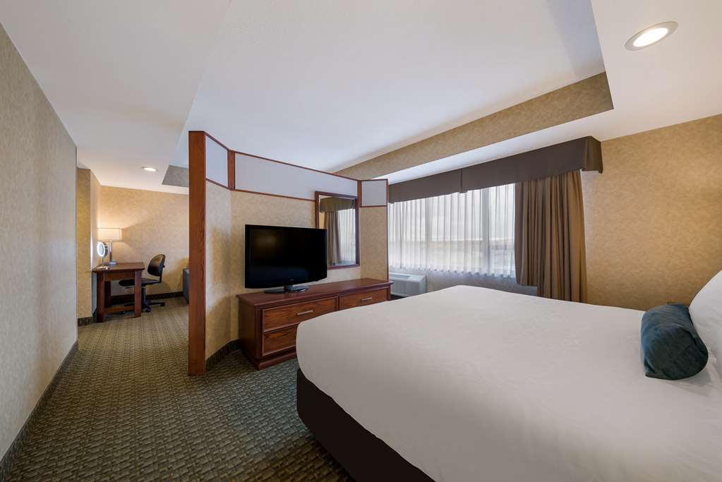 Best Western Voyageur Place Hotel in Newmarket: King Suite (01) bedroom