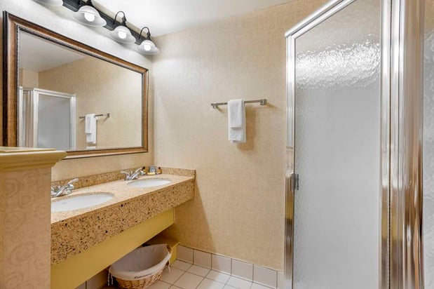 Images Best Western Plus Revere Inn & Suites