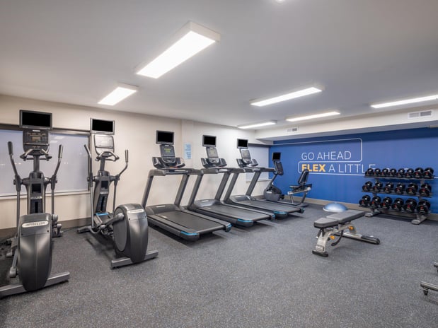 Images Holiday Inn Express & Suites Greensboro-(I-40 @ Wendover) by IHG