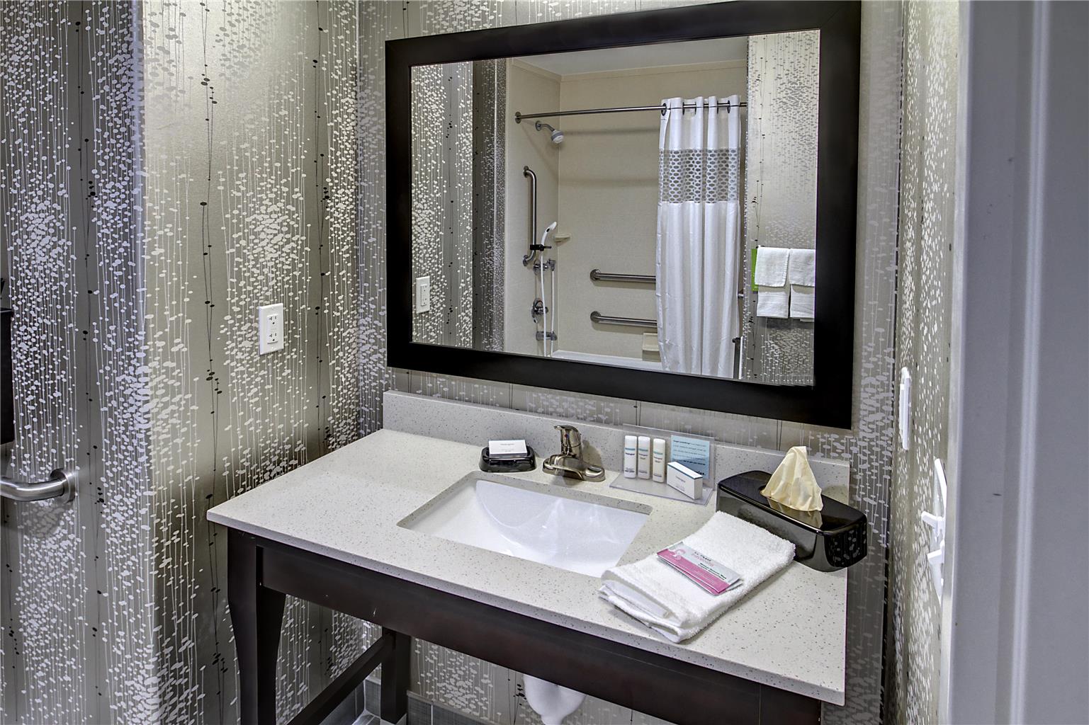 Guest room bath