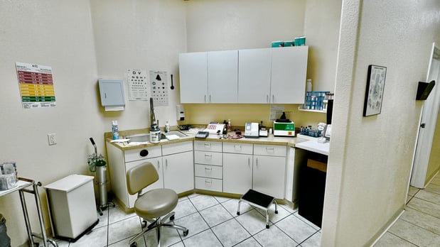 Images Clinica Medica La Salud - Norwalk