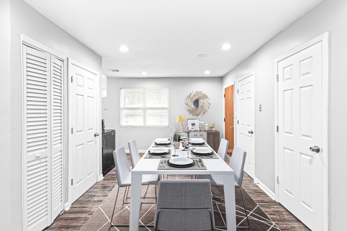 Dining Room at Georgian Oaks Apartments