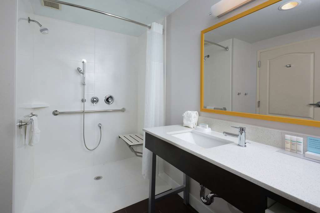 Guest room bath