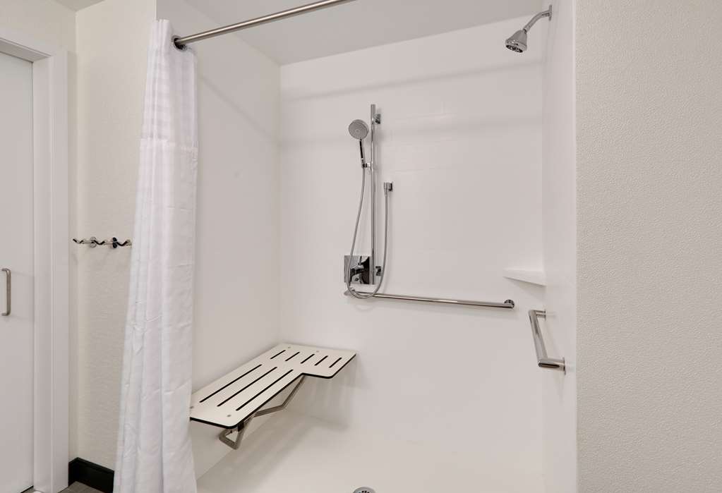 Guest room bath