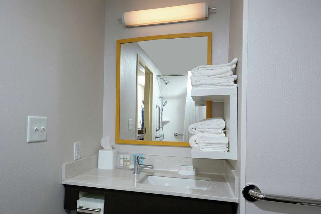 Guest room bath