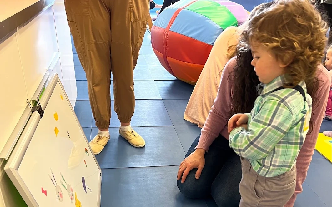 Create something colorful together while giving your child the freedom to explore new materials and ideas. Family art classes in Rochester Hills combine sensory learning, creativity, and special one-on-one time with your child.