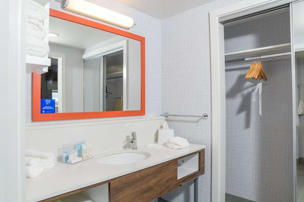 Images Hampton Inn & Suites Erie Bayfront