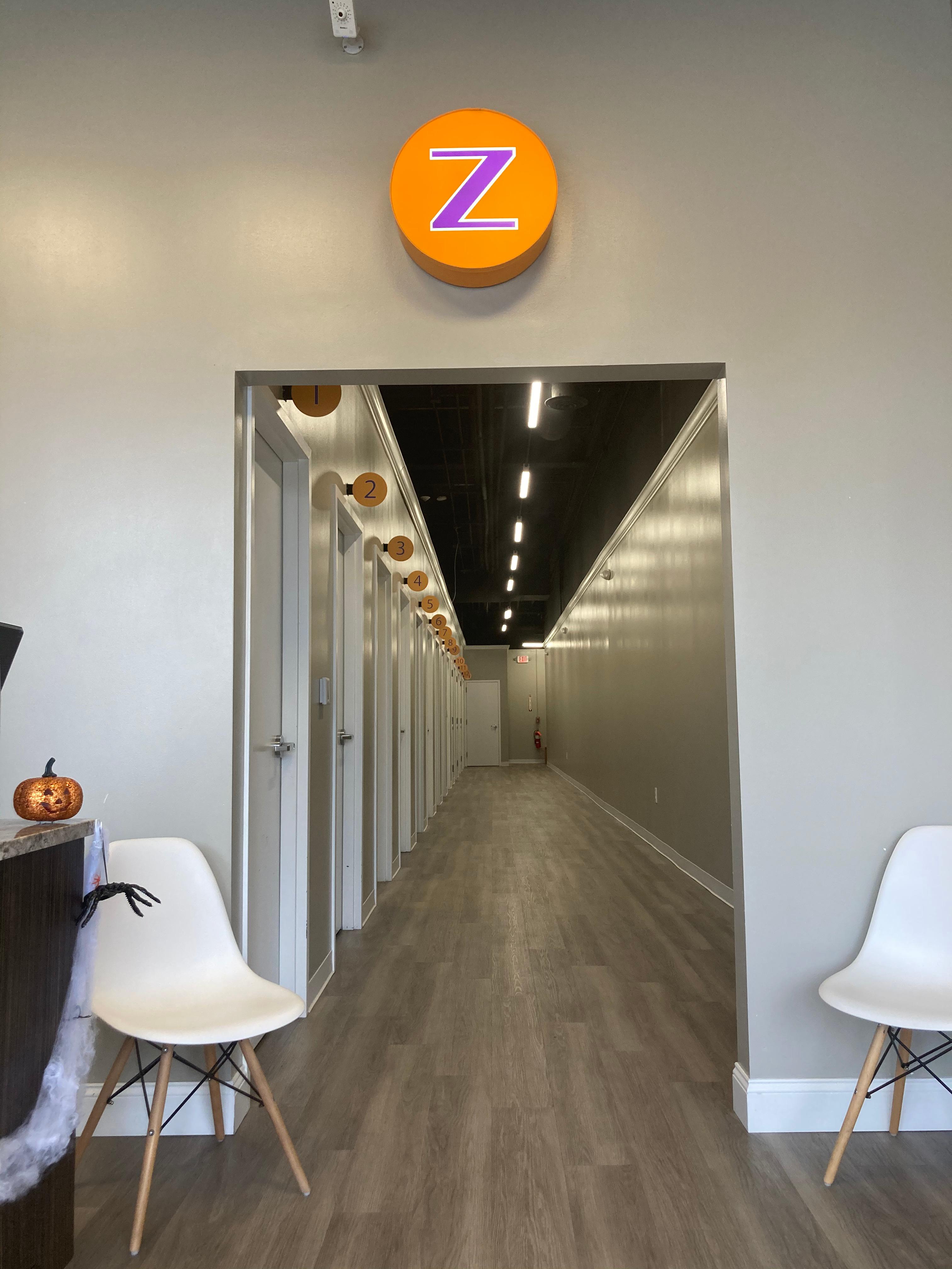 Zoom Tan hallway entrance in Glenville, NY