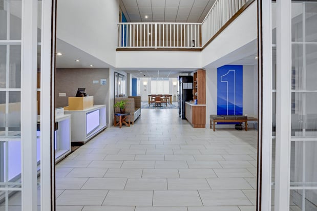 Images Holiday Inn Express & Suites Warrenton by IHG
