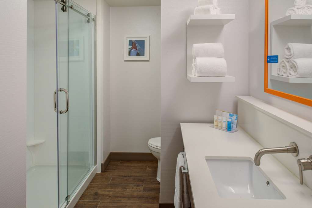 Guest room bath