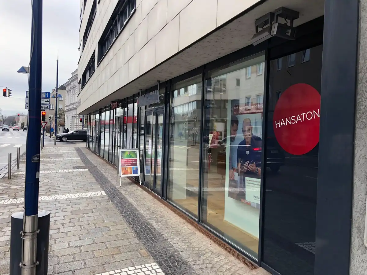 Hansaton Hörkompetenz-Zentrum Kaiser-Josef-Platz 29, Wels von rechts kommend