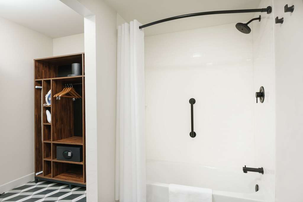Guest room bath 