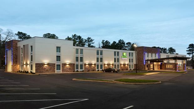 Images Holiday Inn Express Williamsbrg Busch Gardens Area by IHG