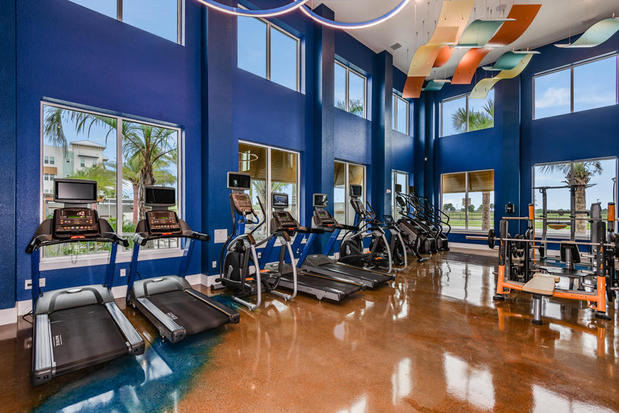 Images Centre Pointe Apartments