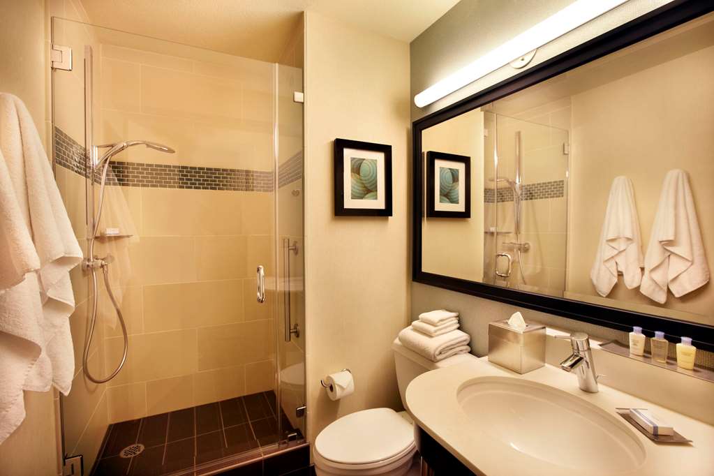 Guest room bath
