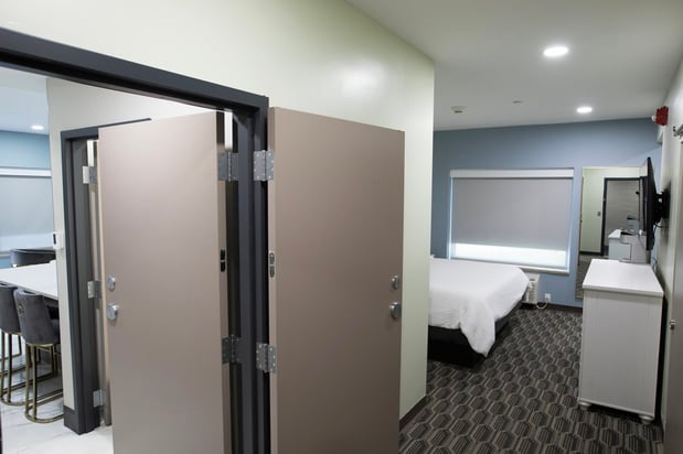 Images Holiday Inn Kansas City - Downtown by IHG