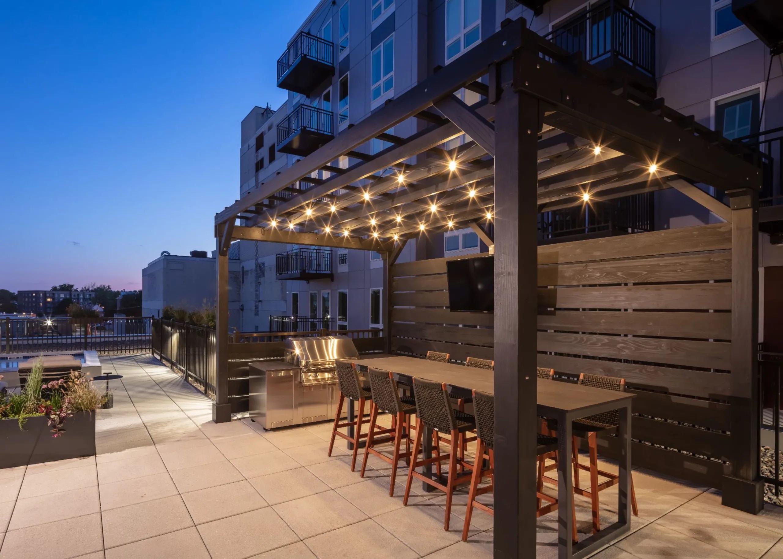 Outdoor Kitchen and Bar