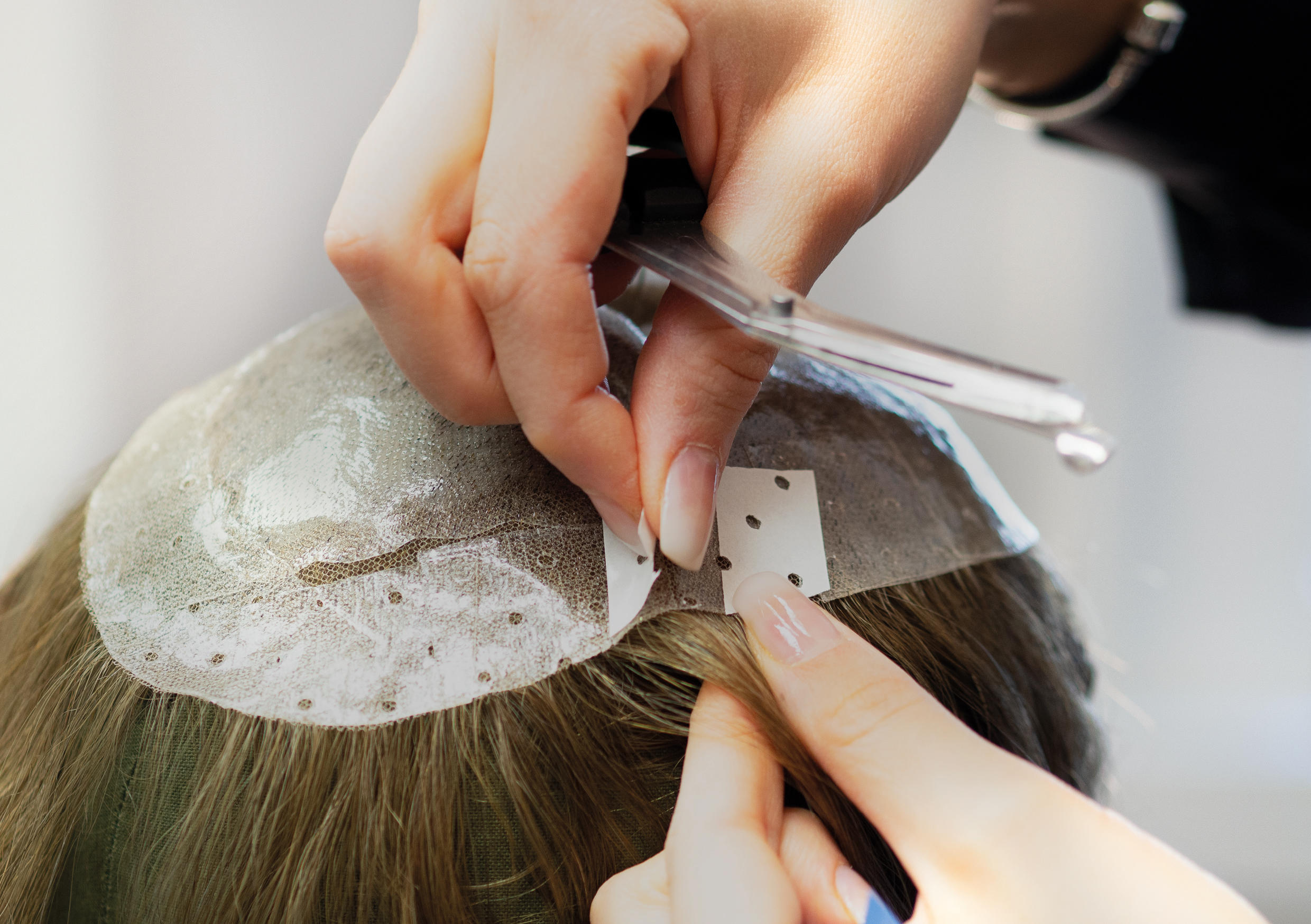 Unsere Haarsysteme lassen sich leicht befestigen, entweder mit Fküssigkleber oder mit Klebestreifen  Aderans Hair Center Berlin 030 24631801