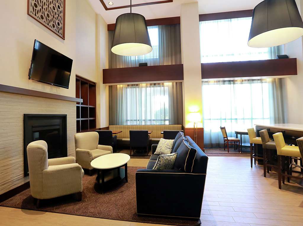 Hampton Inn & Suites by Hilton Laval in Laval: Lobby