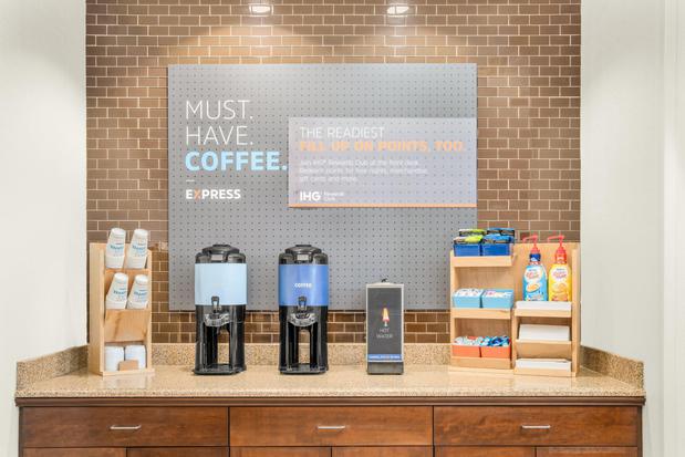 Images Holiday Inn Express & Suites Wilmington-Newark by IHG