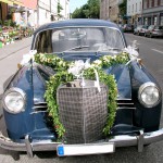 Hochzeit grünes gestrück auf auto - Blütenkorb München